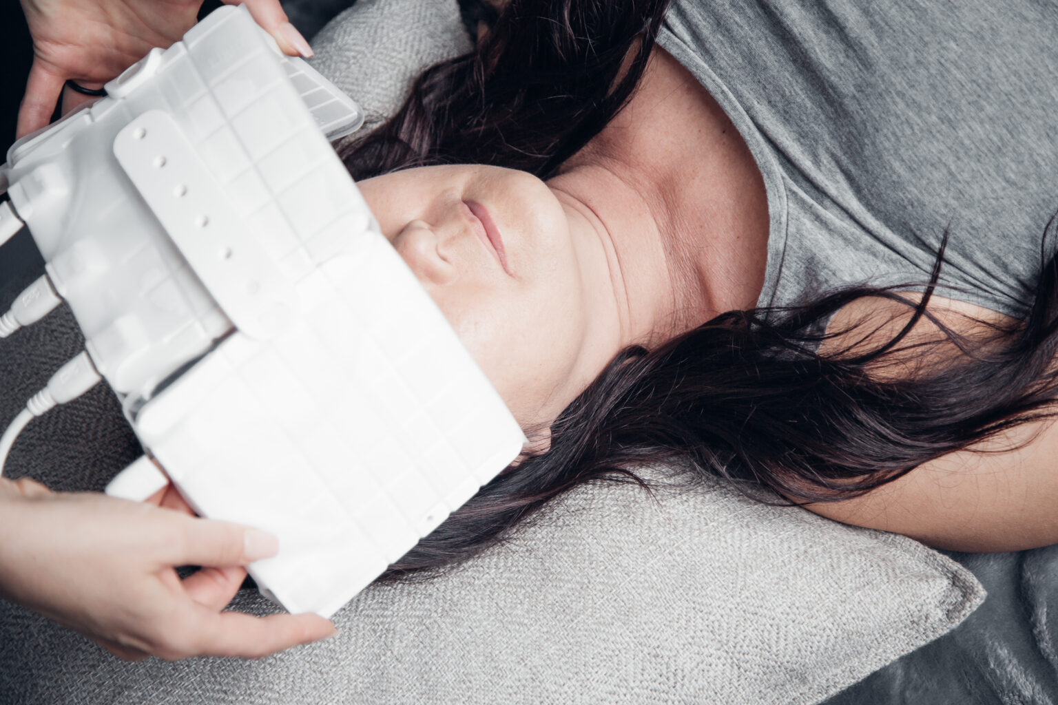 tPBM 應用於與睡眠相關的大腦區域示意圖