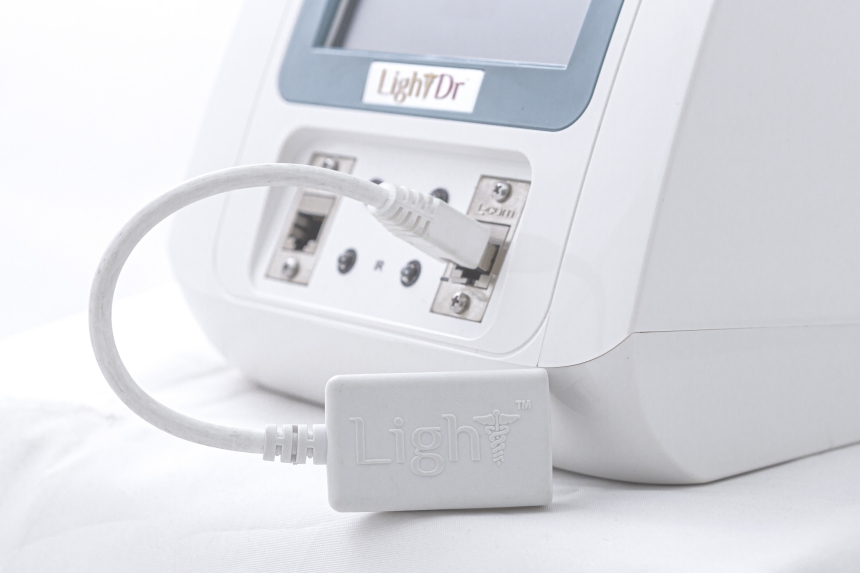 tPBM 應用於與情緒調節相關的大腦區域示意圖